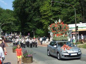 Blumenkorso zum Schützenfest Malente Majestäten-Wagen