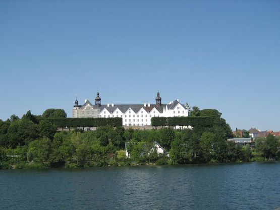 Plöner See Blick auf das Schloss Plön Plöner See Rundfahrt